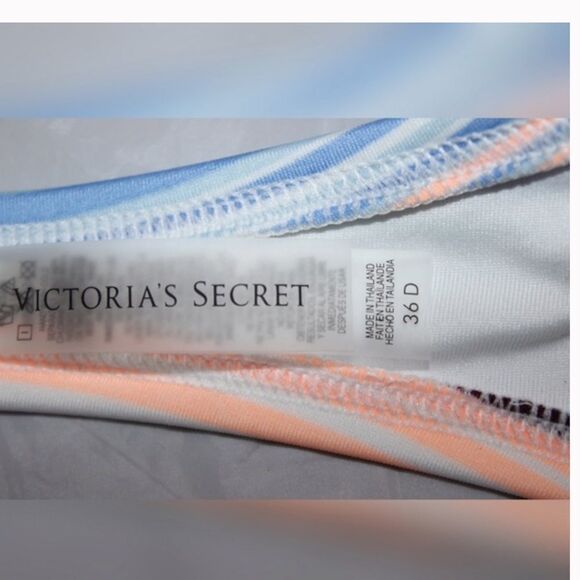 ✨VS Knockout Bandeau Striped Bikini Top✨ - Picture 4 of 8